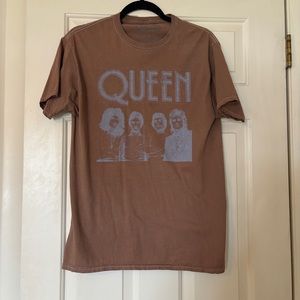 brown Queen tee